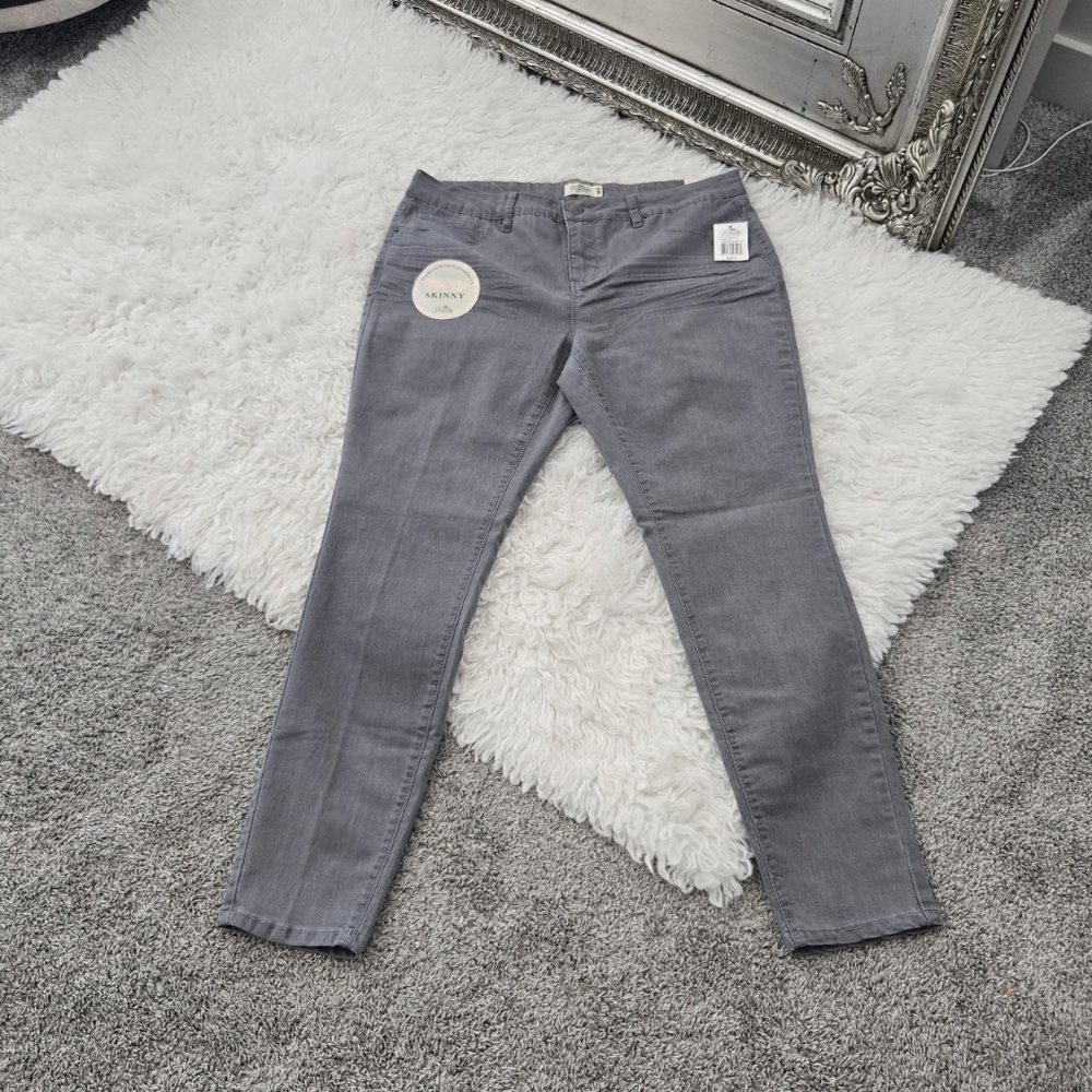 Royalty For Me RESIN WHISKERS Mid-Rise Skinny. TUMMY TUCK FOR FLATTERING FIT. Si